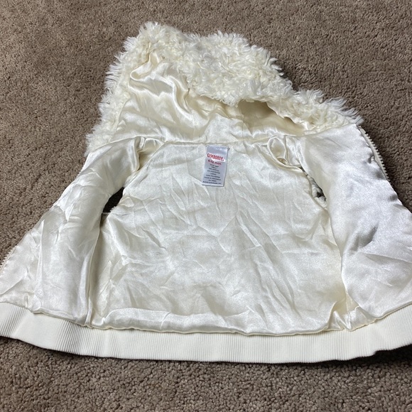 Gymboree Girl’s Fuzzy Vest w/ Hoodie - Picture 4 of 5